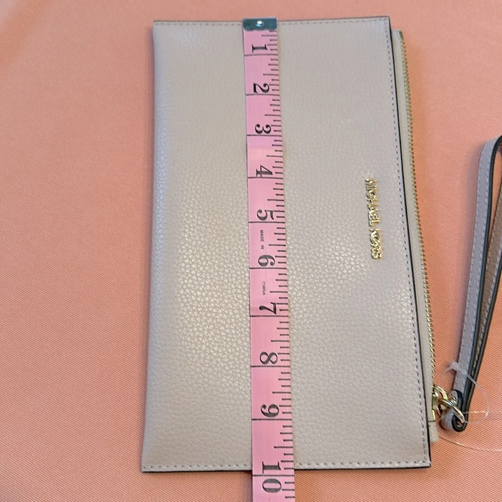 New Michael Kors Bag. Gold Zipper And Logo. Dark Pink.